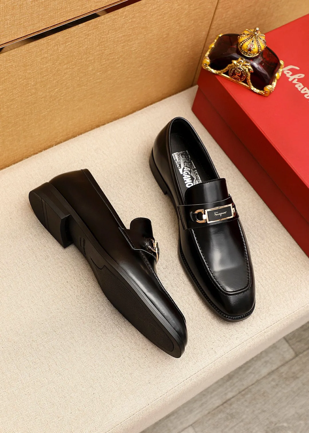 Men's shoes 💰480 💐 Product trademark: Ferragamo "Ferragamo" casual leather shoes Regular size: 38-44 (45.46🉑️customized) Product materials: Selected imported first-layer open-edge beaded cowhide leather upper + luxury hardware buckle, imported water-dyed cowhide leather lining. Strong three-dimensional visual effect, original rubber outsole Color: 1⃣️color optional